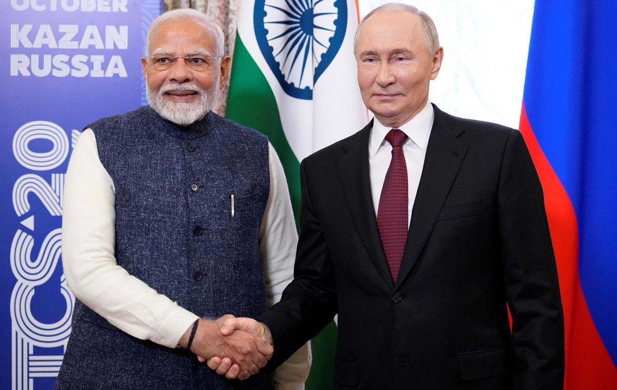 Narendra Modi in Vladimir Putin | Narendra Modi in Vladimir Putin na vrhu skupine največjih gospodarstev v vzponu (BRICS) v Kazanu. | Foto STA