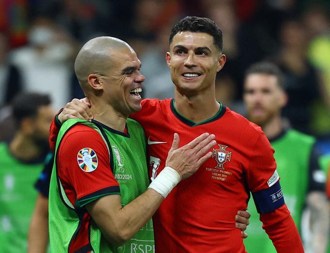 Pepe pri 21 letih in Cristiano Ronaldo pri 39 sta člana prve postave Portugalske. | Foto: Reuters