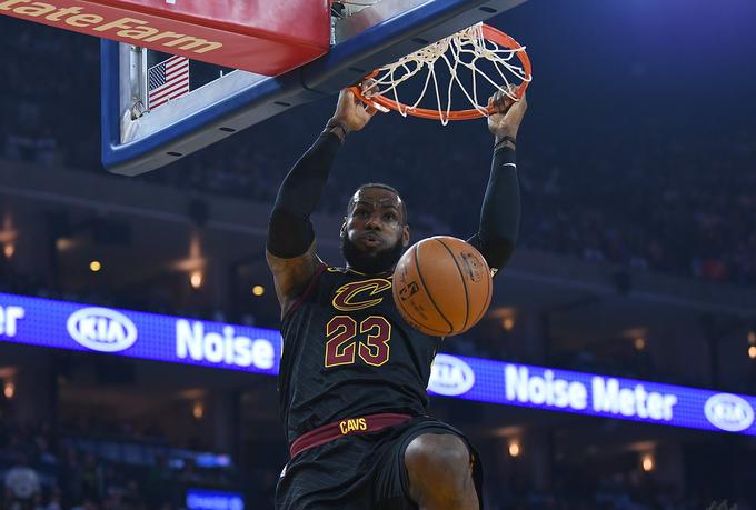 LeBron James je prispeval nov trojni dvojček za Cleveland, ki je sicer izgubil proti Sacramentu. | Foto: Getty Images