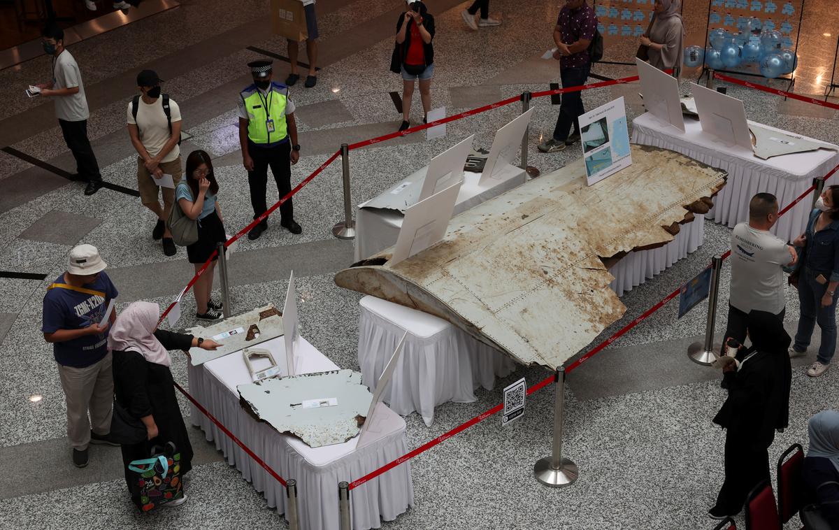 letalo Malaysia Airlines MH370 | Udeleženci spominske slovesnosti ob deseti obletnici nesreče letala Malaysia Airlines MH370 si ogledujejo domnevne razbitine. Malezija si prizadeva za vnovično sprožitev iskalne akcije.   | Foto Reuters