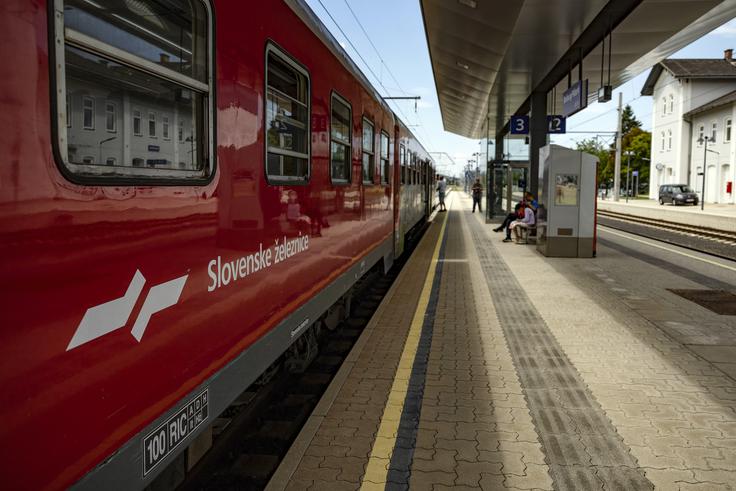Na železniški postaji v Pliberku, ki so jo prenovili pred dobrim desetletjem, je tretji (od treh) peronov rezerviran za slovenske vlake. | Foto: Ana Kovač