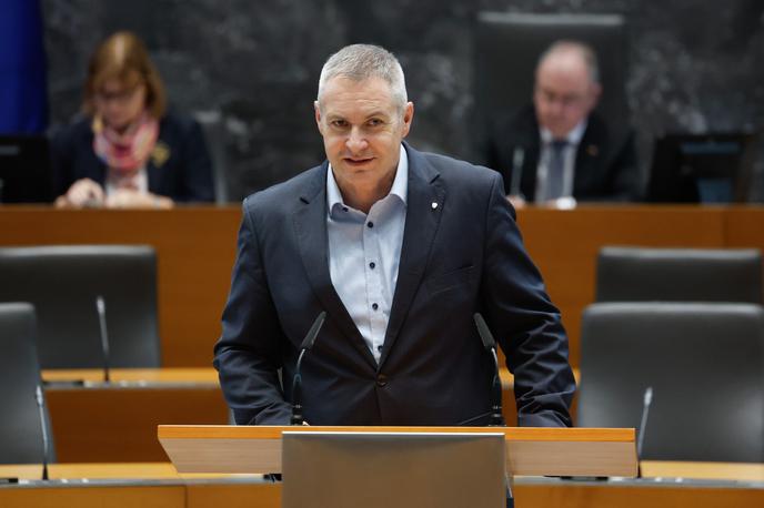 Dejan Židan | Državni sekretar Dejan Židan je v današnji razpravi pojasnil, da bodo imeli športniki po karierah v obdobju treh let v času za izobraževanja zagotovljeno socialno varnost, v kariernem centru pa bodo naredili načrt za izobraževanje in jim nudili podporo. | Foto Nebojša Tejić/STA