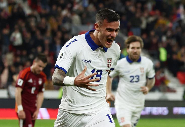 Srbiji je zmago v 60. minuti priigral Aleksandar Stanković. 20-letni zvezni igralec je tako dočakal prvi zadetek za člansko reprezentanco. V njem se pretaka tudi slovenska kri, saj je sin nekdanjega srbskega asa Dejana Stankovića in Ane Ačimović, sestre Milenka Ačimovića. | Foto: Reuters