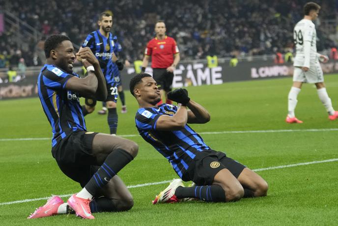 Inter po zmagi diha za ovratnik Napoliju, Bijol v polno, a v lastno mrežo