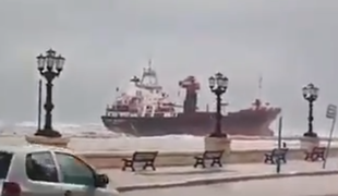 Tako je ob italijanski obali nasedla tovorna ladja #video