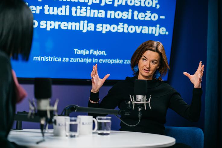 Ministrica odkrito pove, da tempo zunanjepolitičnega dela pogosto pomeni odsotnost od doma in dolge tedne na poti, a brez osebne predanosti takšnega dela ne bi bilo mogoče opravljati. | Foto: Jan Lukanović