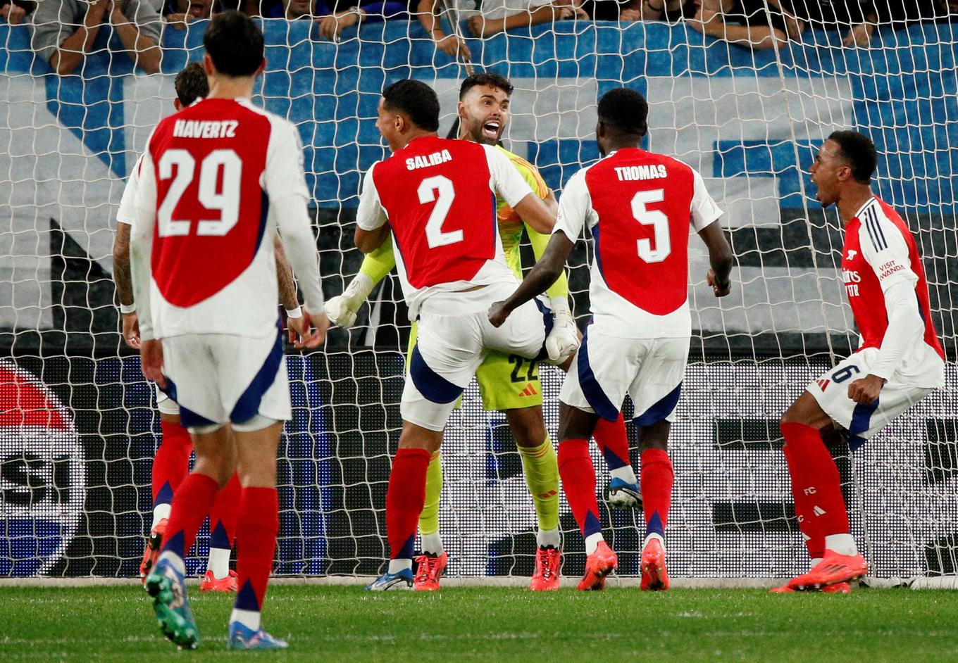 O goleiro do Arsenal, David Raya, leu o gol de Mateo Retegui e defendeu a marca de pênalti. | Foto: Reuters