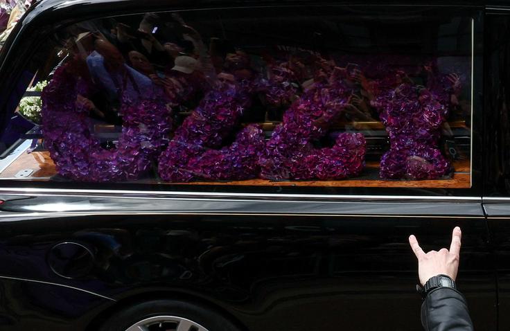 Pogrebna povorka je v spremstvu Osbournovih družinskih članov potekala na Broad Street. | Foto: Reuters