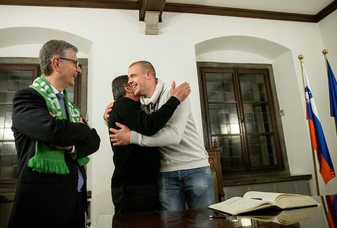 Rokometaše je sprejel tudi ljubljanski župan Zoran Janković. Na fotografiji je v družbi Mateja Gabra, ki mu pripravljajo sprejem v Prlekiji. | Foto: Vid Ponikvar