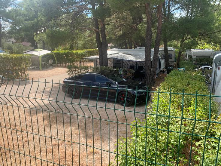 Dončićeva parcela v kampu v Punatu, kjer po poročanju Jutarnjega naj ne bi več bival med poletjem, kljub temu pa je še vedno stalni gost kampa in pogosto ga vidijo v njegovi okolici.  | Foto: Siol.net
