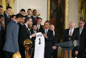 Obama v Beli hiši sprejel prvake lige NBA