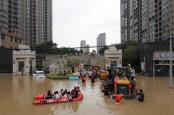 Obilne padavine na Kitajskem terjale 21 življenj #video