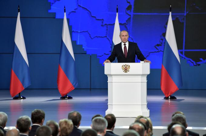 "Ne smemo čakati, ampak moramo takoj izboljšati razmere. Od letošnjega leta morajo Rusi čutiti izboljšave," je dejal Putin. | Foto: Reuters