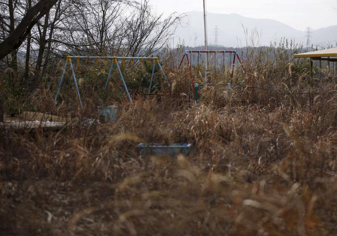Šolsko igrišče v kraju Okuma. Mesto je v območju izključitve, kjer je radioaktivno sevanje še vedno previsoko, da bi bilo tam varno živeti. | Foto: Reuters