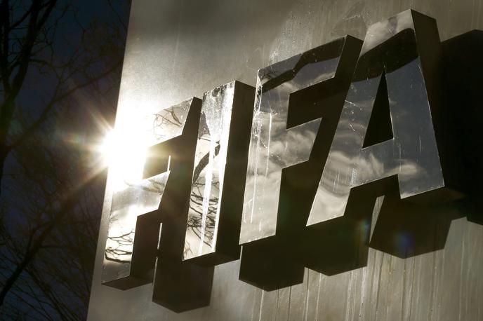 FIFA logo | Fifa je izrekla denarno kazen Manchester Cityju zaradi kršenja pravil o podpisovanju pogodb z mladoletnimi igralci. | Foto Reuters