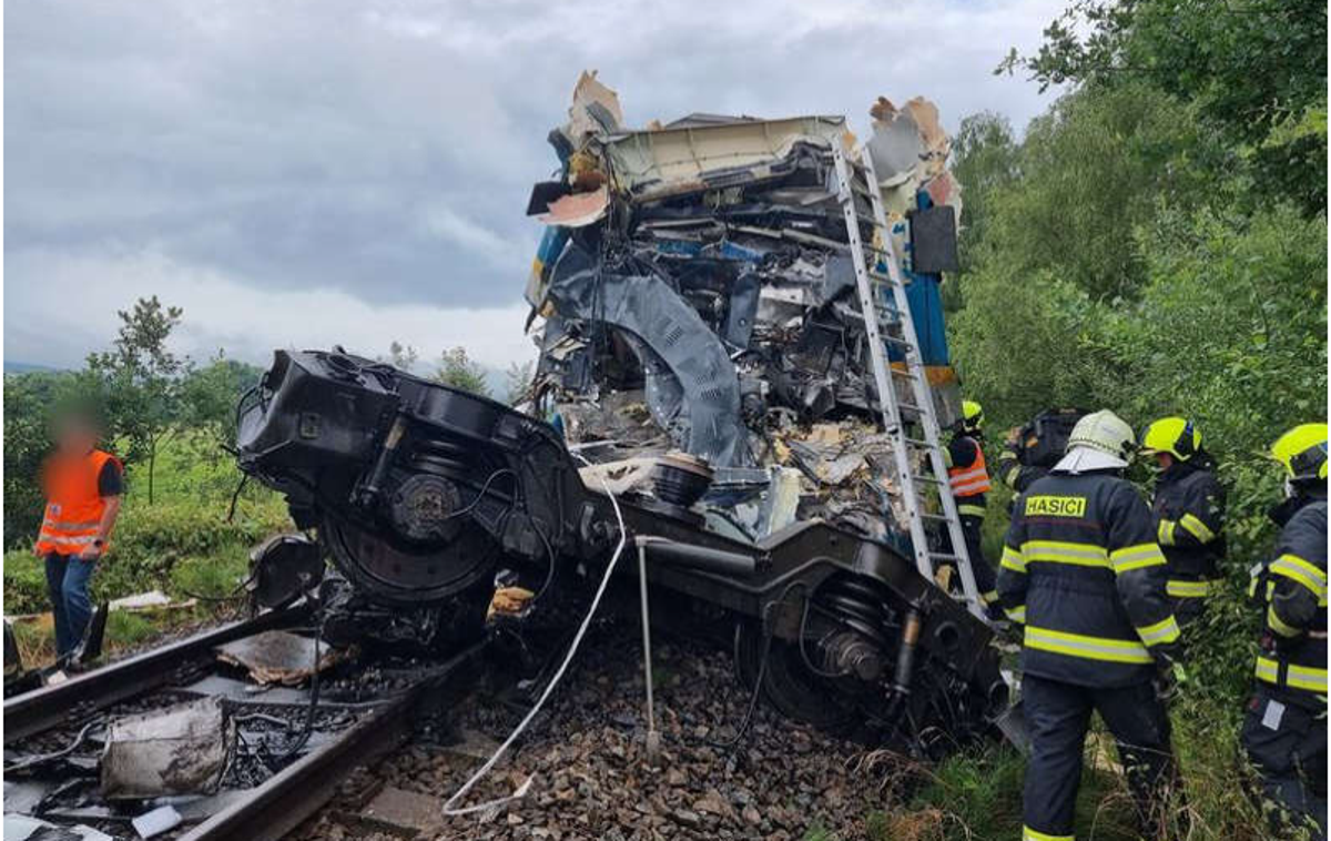 nesreča vlak Češka | Reševalci pogrešajo enega človeka, ki ga še vedno iščejo med razbitinami vlakov.  | Foto posnetek zaslona
