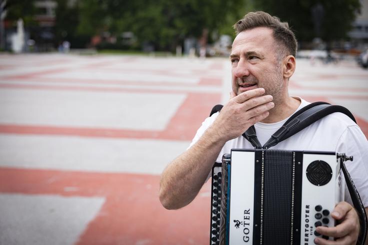 "Res pa je, da moraš imeti ljubezen do glasbe globoko v sebi. Tisti, ki pridejo tako daleč, da postanejo člani ansamblov ali učitelji, so zagotovo veliko vadili in imeli to ljubezen v sebi. Ljubezen do instrumenta in glasbe je pogoj za uspeh na tem področju." | Foto: Bojan Puhek