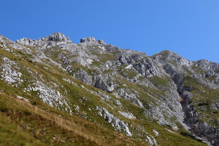 Pod južnimi pobočji Vrtače, ko se vzpenjamo z Zelenice. | Foto: Matej Podgoršek