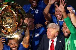 Trump zmedel nogometaše in skakal z njimi #video