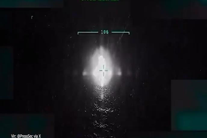 Venezuela. Čoln. Mamila. Tihotapci. | Po poročanju televizije CNN je šlo za napad na odmaknjeno pristanišče ob venezuelski obali, ki naj bi ga tolpa Tren de Aragua uporabljala za skladiščenje in natovarjanje mamil na ladje.  | Foto @PressSec via X