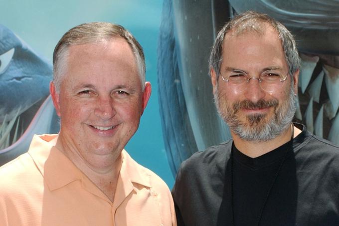 Maj 2003: Steve Jobs (desno) in Dick Cook (levo), nekdanji predsednik uprave Walt Disney Studios, na premieri Pixarjevega filma Reševanje malega Nema. Že takrat so krožile govorice, da naj bi se Disney resno zanimal za nakup animacijskega studia Pixar.  | Foto: Reuters