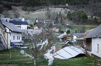 Gasilci iz širše regije na pomoč Žirovnici pri odpravljanju škode zaradi vetra