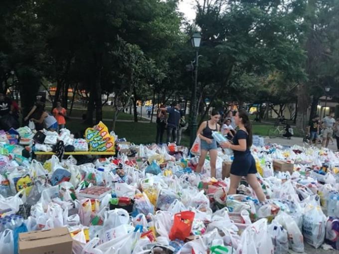 Glykeria nam je poslala fotografijo iz katere je razvidno, kako prebivalci Grških mest zbirajo vreče s hrano in pijačo, ki jo bodo poslali žrtvam požara. | Foto: osebni arhiv/Lana Kokl
