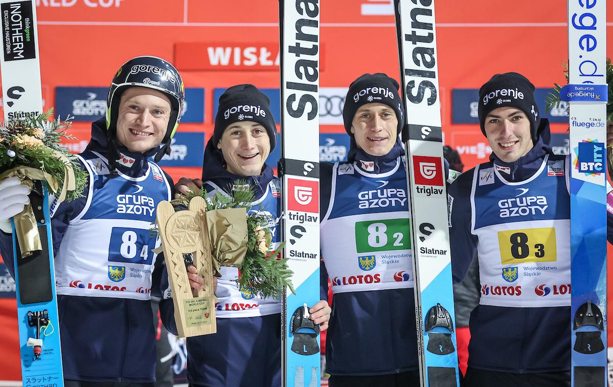 smučarski skoki ekipna tekma | Slovenski skakalci so prvo ekipno tekmo sezone, ki jo je zaznamovala vetrovna loterija, končali na tretjem mestu. | Foto Sportida
