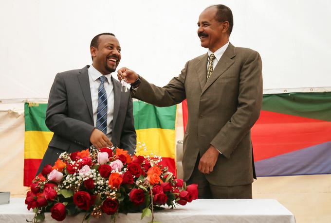 Eritrejski predsednik Isaias Afwerki je prejel ključe novoodprtega veleposlaništva Eritreje v glavnem mestu Etiopije Adis Abebi, ki mu jih je 16. junija 2018 predal etiopski premier Abiy Ahmed. | Foto: Reuters