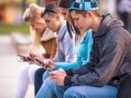 najstniki prijatelji mobilni telefon splet družbena omrežja
