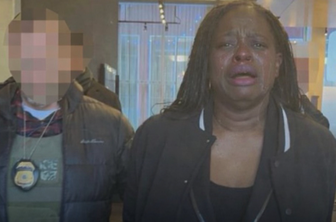 Bela hiša objavila lažno fotografijo objokane aretirane protestnice