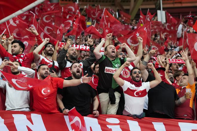 Turški navijači skrbijo, da je Nemčiji videti skoraj tako, kot da njihovi ljubljenci igrajo doma. | Foto: Guliverimage