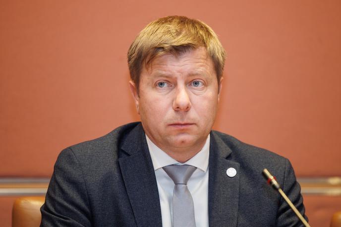 Blaž Cvar | "Postavljeni smo bili pred dejstvo, da obvezna božičnica zagotovo bo, da noben poslanec ne bo glasoval proti. Torej, kako naj se potem sploh o čem pogajamo? To niso pogajanja, to je dejansko diktat (...). Tega preprosto ne moremo sprejeti," je bil neposreden Cvar. | Foto STA