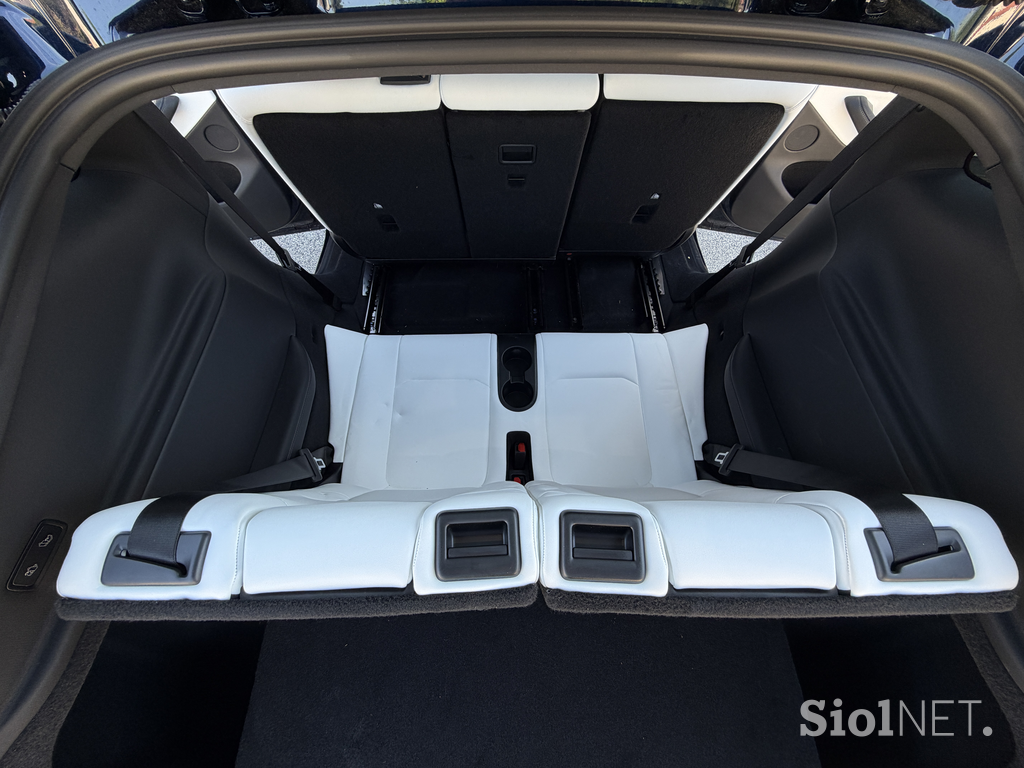Tesla model Y 7 sedežev