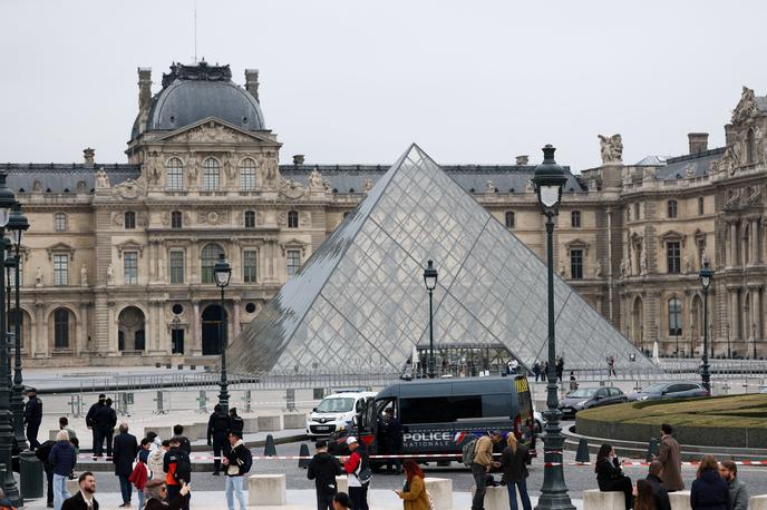 Tatovi oropali Louvre | Osumljenca naj bi bila stara okoli 30 let, prihajala pa naj bi iz severnega predmestja Pariza Seine-Saint-Denis.  | Foto Reuters