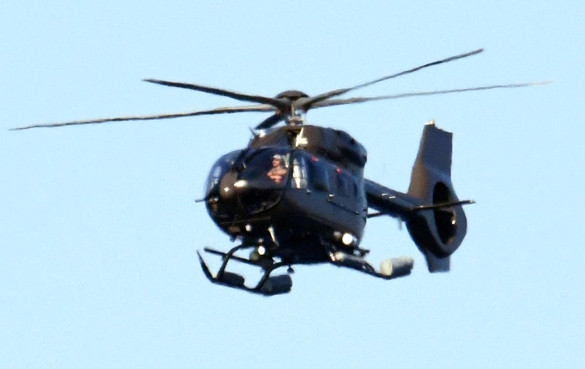 Jeff Bezos, Lauren Sanchez, helikopter | Bezosova zaročenka je pilotirala helikopter, saj ima licenco za pilota. | Foto Profimedia