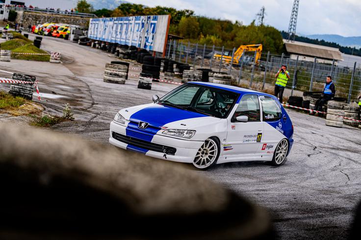 Ogenj je uničil ta dirkalni peugeot 306. | Foto: Aljaž Jež