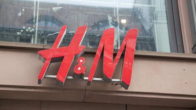 H&M umaknil oglas za otroška oblačila, ki naj bi seksualiziral mlada dekleta