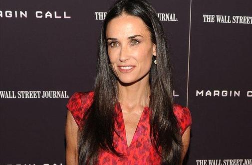 Demi Moore se noče ločiti od Ashtona 