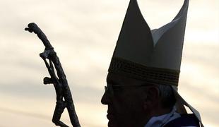 Papež naklonjen poročenim duhovnikom