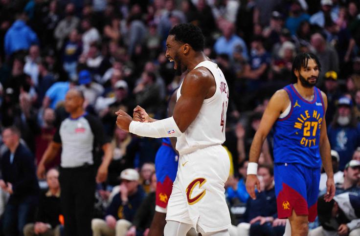 Donovan Mitchell se je veselil zmage v Denverju. | Foto: Reuters