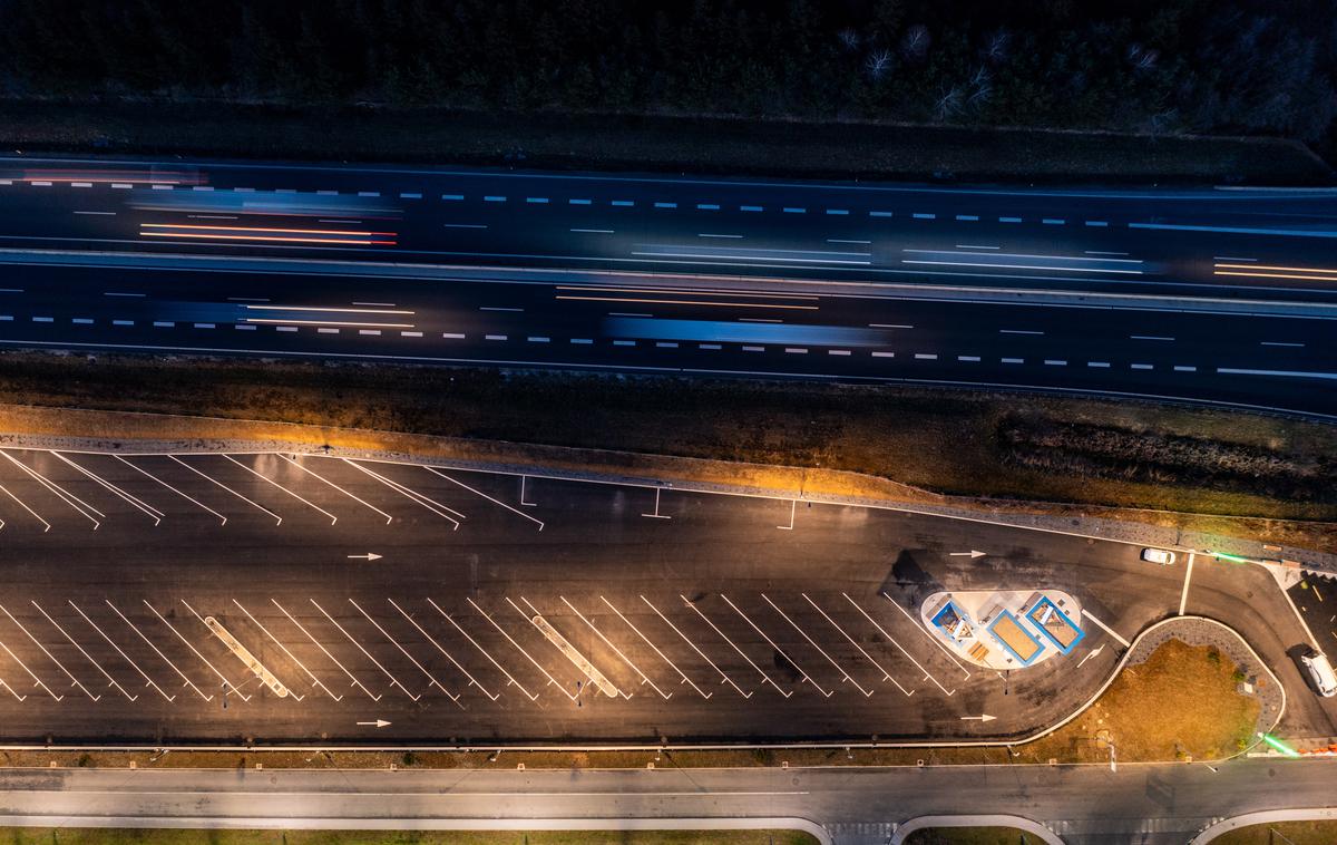 počivališče avtocesta Žalec | Pogled na počivališče pri Žalcu z vrha. | Foto Rok Deželak