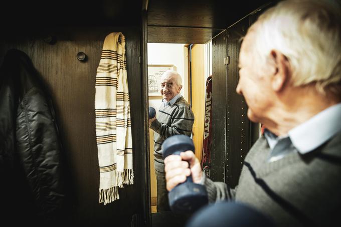 Pri 83 letih je še vedno aktiven. Redno telovadi in igra nogomet. | Foto: Ana Kovač