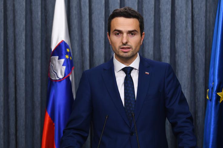Predsednik Knovsa Matej Tonin je dejal zgolj, da v povezavi z zaposlitvijo snahe Novakove nima nobenih novih informacij. | Foto: STA ,