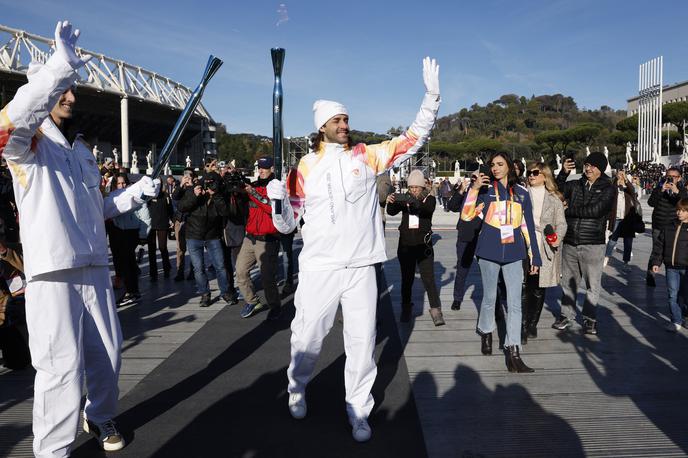 olimpijska bakla Gianmarco Tamberi | Gianmarco Tamberi je bil eden prvih z olimpijsko baklo na poti od Rima do Cortine. | Foto Reuters