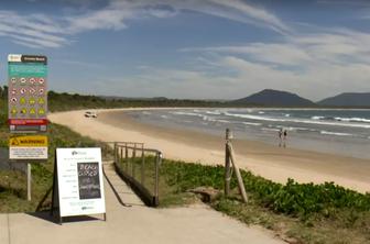 Morski pes napadel dva človeka: ženska umrla na kraju, moški je v kritičnem stanju #video