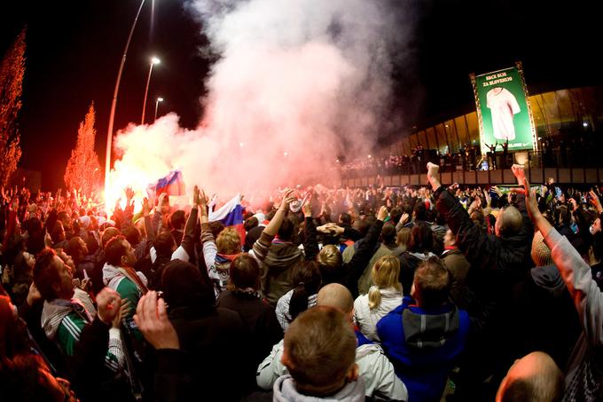 Nepozabno veselje slovenskih navijačev po zmagi nad Rusijo pred južno ploščadjo Ljudskega vrta. | Foto: Vid Ponikvar