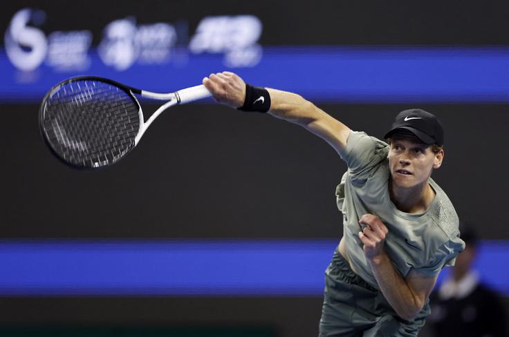 Jannik Sinner je bil v polfinalu Pekinga boljši od domačega asa Buja Yunchaoketeja | Foto: Reuters