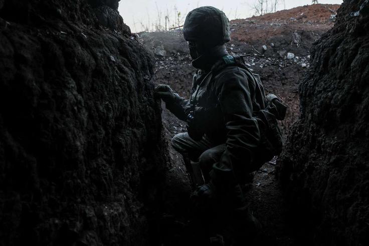 V jarkih na fronti na vzhodu Ukrajine so idealni pogoji za razcvet okužb z bakterijo clostridium perfringens. Ta je pogosto prisotna blatu ali pa v zemlji, ki je bila pognojena z živalskim gnojem. Če so vojaki ranjeni in se okužijo z bakterijo, ima ta v globokih in pogosto resnejših ranah, ki so posledica izstrelkov ali šrapnela, odlične pogoje za nadaljnje širjenje.  | Foto: Reuters