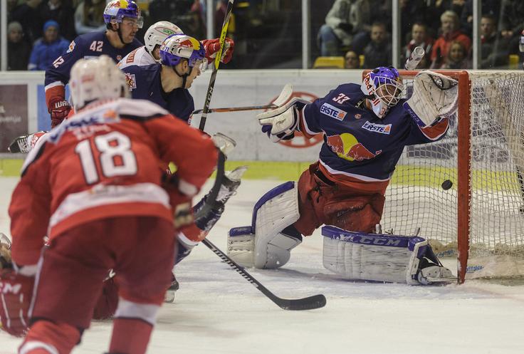 Vratar Salzburga Luka Gračnar je že uvrščen v končnico lige EBEL, Celovec dveh slovenskih reprezentantov pa za to nujno potrebuje točke. | Foto: Sportida